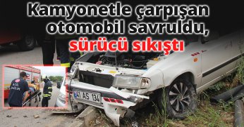 Kamyonetle çarpışan otomobil savruldu, sürücü sıkıştı