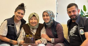 KARTEPELİ AYŞE NENE 82 YAŞINDA İLK KEZ DOĞUM GÜNÜ KUTLADI
