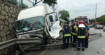 Yoldan çıkan otomobil önce bariyerlere ardından duvara çarptı