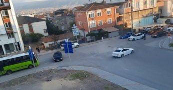 Magandalar halk otobüsünün önünü kesip drift yaptılar