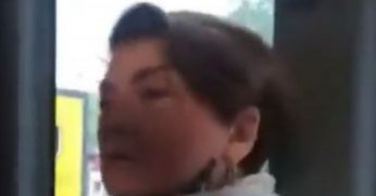 Profesör olduğunu öne süren kadın başörtülü gençlere kin kustu: Arabistan’a gidin deveye binin