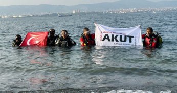 Marmara depreminin 24. yıl dönümünde batık şehre dalarak bayrak açtılar