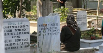 GÖLCÜK DEPREM ŞEHİTLERİ DUALARLA ANILDI