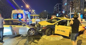 Ticari taksi ile otomobil çarpıştı: 3 yaralı