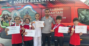 Körfezli karateciler madalya kürsüsünden inmiyorlar