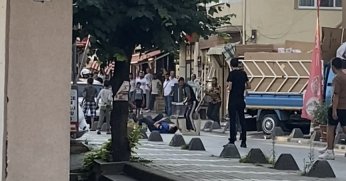 Zabıta ile karton toplayıcıları arasında tekmeli, yumruklu, tabureli kavga kamerada