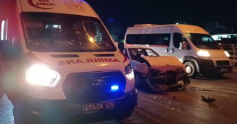 Kocaeli'de otomobil, kırmızı ışıkta duran araca çarptı: 1 yaralı