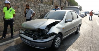Tıra çarpan otomobilden dumanlar yükseldi: 1 yaralı