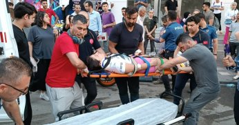 Otomobile çarpan motosiklet yola savruldu: 2 yaralı