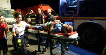 Kamyonette sıkışan sürücü itfaiye ekiplerince böyle kurtarıldı