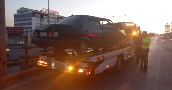 Bariyeri aşan otomobil yön levhası direğine çarparak durabildi: 3 yaralı