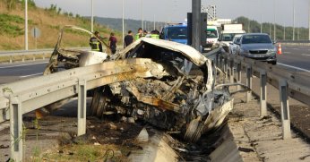 Bariyerin önünden girip arkasından çıktığı otomobil alev aldı: 2 ölü, 1 yaralı