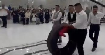 Tır şoförü damada düğünde tır lastiği hediye ettiler