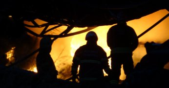 Geri dönüşüm tesisinde çıkan yangın kontrol altına alındı