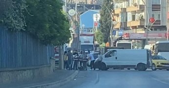 Panelvan motosiklete çarptı: 1 yaralı