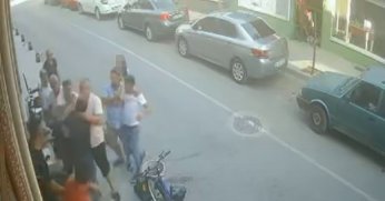 Babası sokak ortasında kızını dövdü, kızı ise babasını dayaktan kurtardı