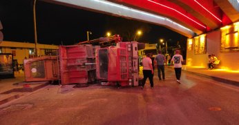 Buldozer yüklü kamyon alt geçidin tavanına çarpıp devrildi