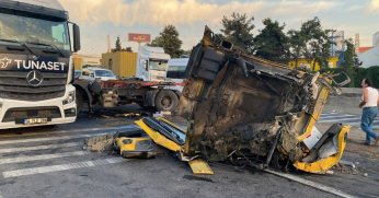 Kocaeli'de tırın kupası koptu: 1'i ağır 2 yaralı