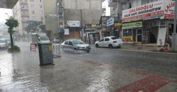 Kocaeli'de sağanak yağmur hayatı olumsuz etkiledi, caddeler sular altında kaldı