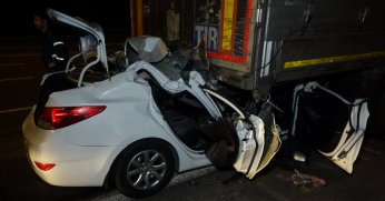 Tıra saplanan otomobil kağıt gibi ezildi: 1 ölü