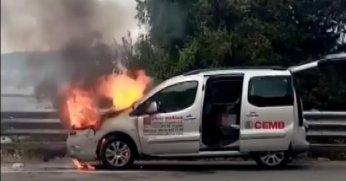 Seyir halindeki hafif ticari araç alev aldı