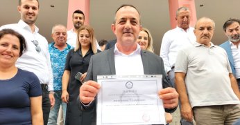 Bayrak mazbatasını aldı