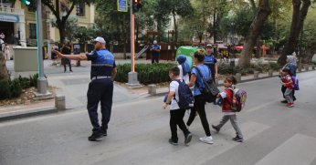 Okulların ilk gününde Büyükşehir Zabıtası görev başında olacak