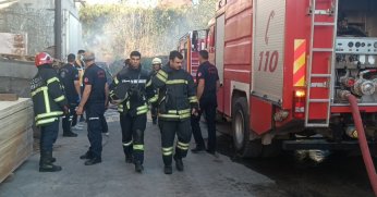Kereste fabrikasının yanında çıkan yangın korkuttu