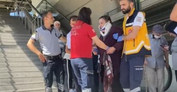 Dengesini kaybeden kadın yürüyen merdivenden düştü