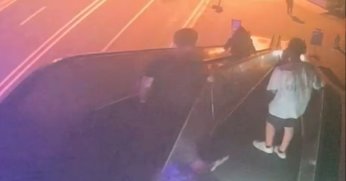 Yürüyen merdivenlerde sorumsuz hareket