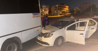 Otomobil ile servis minibüsü çarpıştı: 1 yaralı
