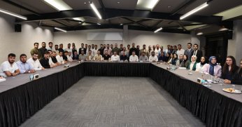 AK GENÇLER BÜYÜKAKIN’LA ÇAY SOHBETİNDE BULUŞTU