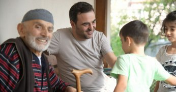 BAŞKAN ÖZLÜ'DEN HASTA VE YAŞLILARA ZİYARET