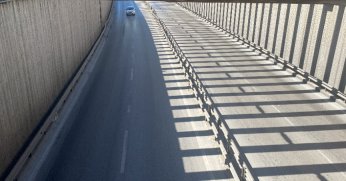 Kocaeli'deki alt geçitten geçen sürücüler, yola yansıyan ışıklardan şikayetçi