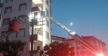 Bina duman doldu, mahsur kalan vatandaşları itfaiye kurtardı