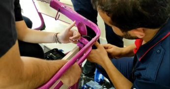 Parmağını sıraya sıkıştıran liseli kızı itfaiye kurtardı