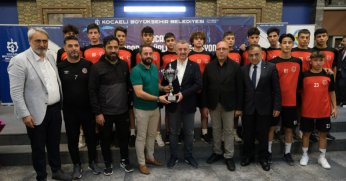 Amatör futbolda şampiyonlar kupalarına kavuştu