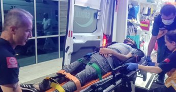 Ters yönden ilerleyen hafif ticari araç motosikletle çarpıştı: 1 yaralı