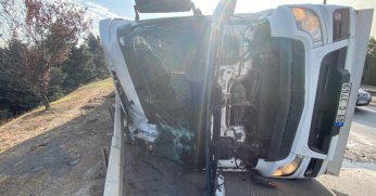 Beyaz eşya taşıyan tır devrildi, sürücü burnu bile kanamadan kurtuldu