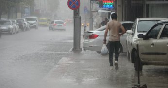 Kocaeli'de cadde ve sokaklar sular altında kaldı, vatandaşlar zor anlar yaşadı