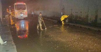 Kocaeli'de cadde ve sokaklar sular altında kaldı, 3 araç arıza yaptı