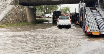 Alt geçidi su bastı, polis kontrollü geçişleri sağladı