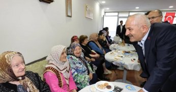 Başkan Büyükgöz huzurevi sakinlerini yalnız bırakmadı