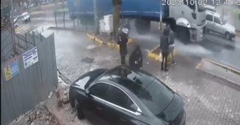 Vatandaşların yolun karşısına geçme mücadelesi kamerada