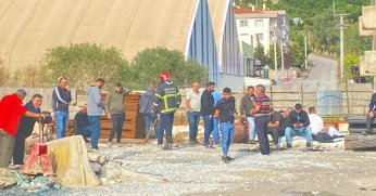 Metro inşaatında iki aydır maaşlarını alamayan işçiler kule vince çıkıp eylem yaptı