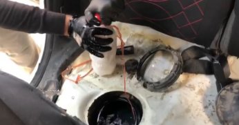 İpi çektikçe yakıt deposundan uyuşturucu çıktı