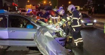 Tırın çarptığı otomobil kağıt gibi ezildi: 1'i çocuk 5 yaralı