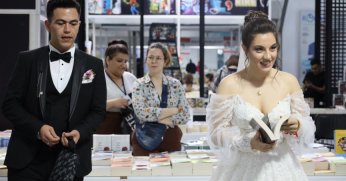13. Kocaeli Kitap Fuarı’nda gelin damat sürprizi