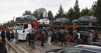 Sıfır araçların yüklü olduğu tır makaslama yaptı