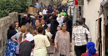 Yangını gören mahalleli sokağa döküldü